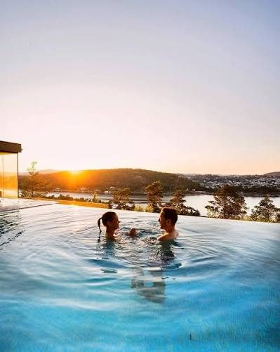 Utebasseng med utsikt over fjorden på Kragerø Resort