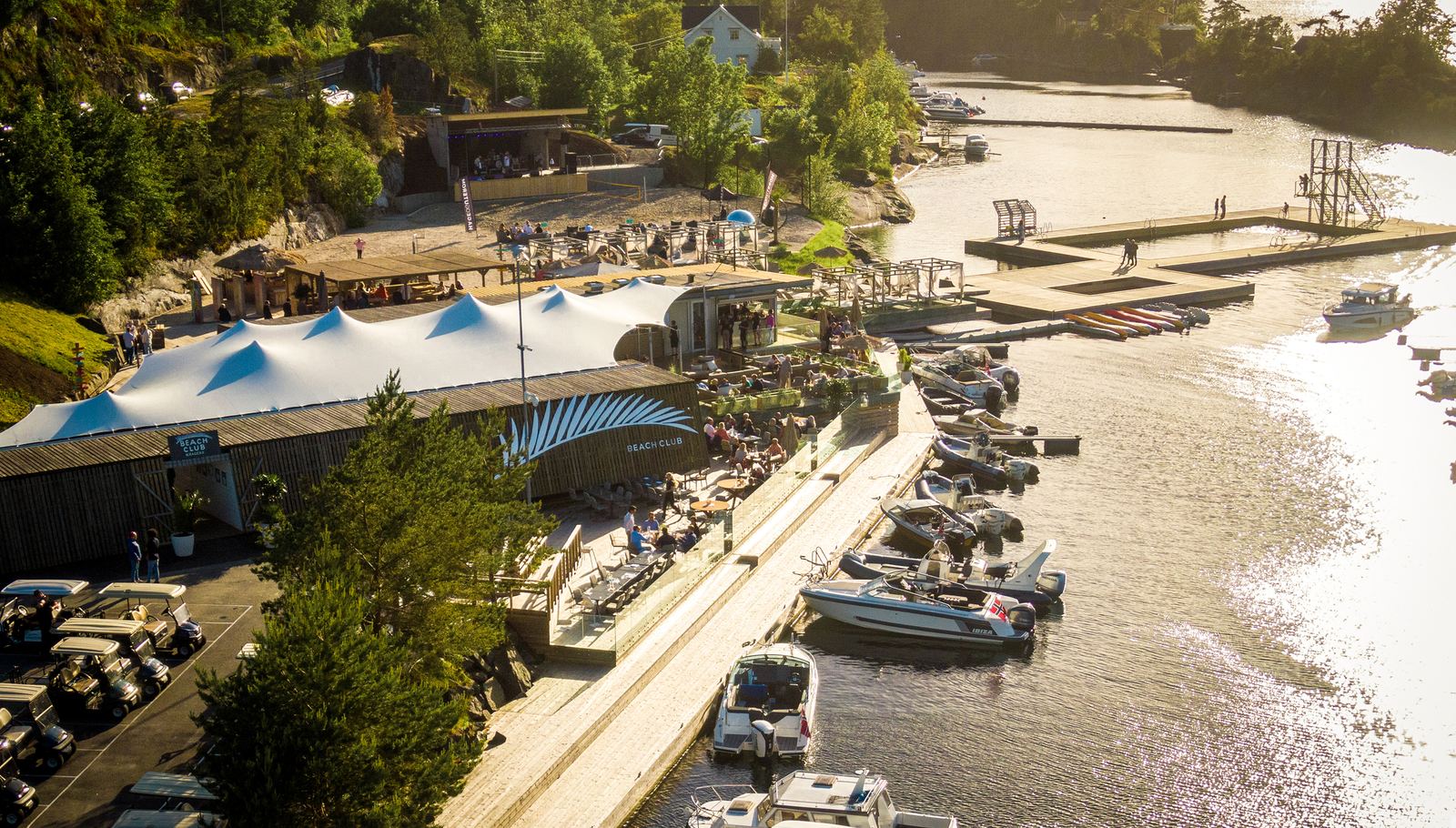 Beach Club Kragerø med brygge og båter