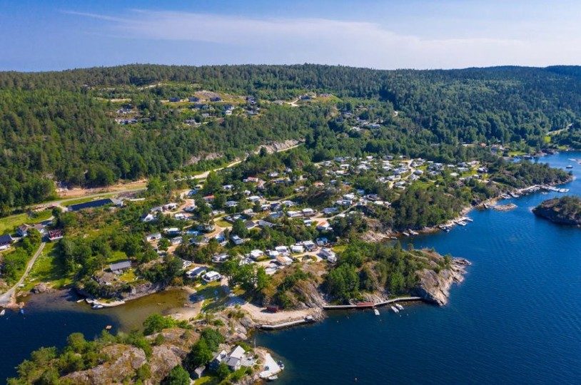 Kragerøfjorden Camping sett fra lufta, med fjorden og bryggene