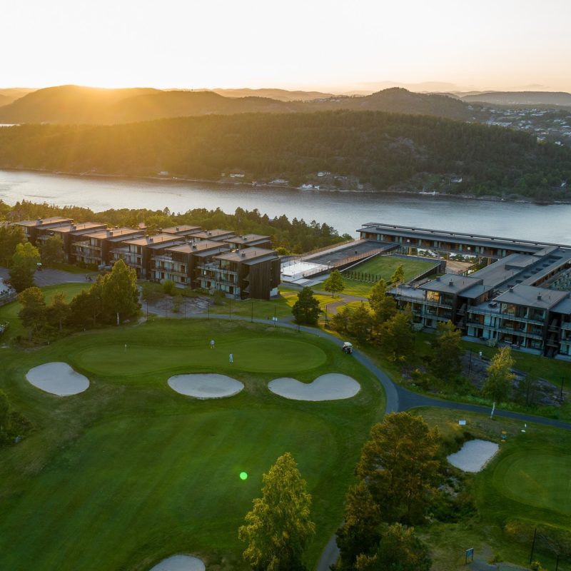 Golfbanen ved Kragerø Resort i kveldssol