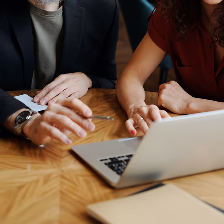Collégues devant un logiciel de gestion de projets