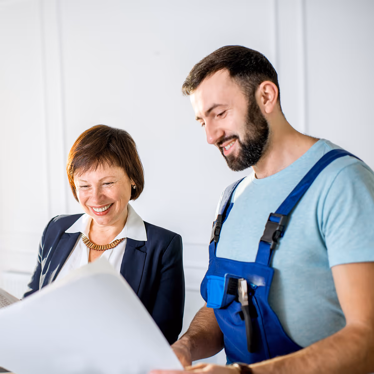 Artisan dans la réparation ou la construction avec une architecte