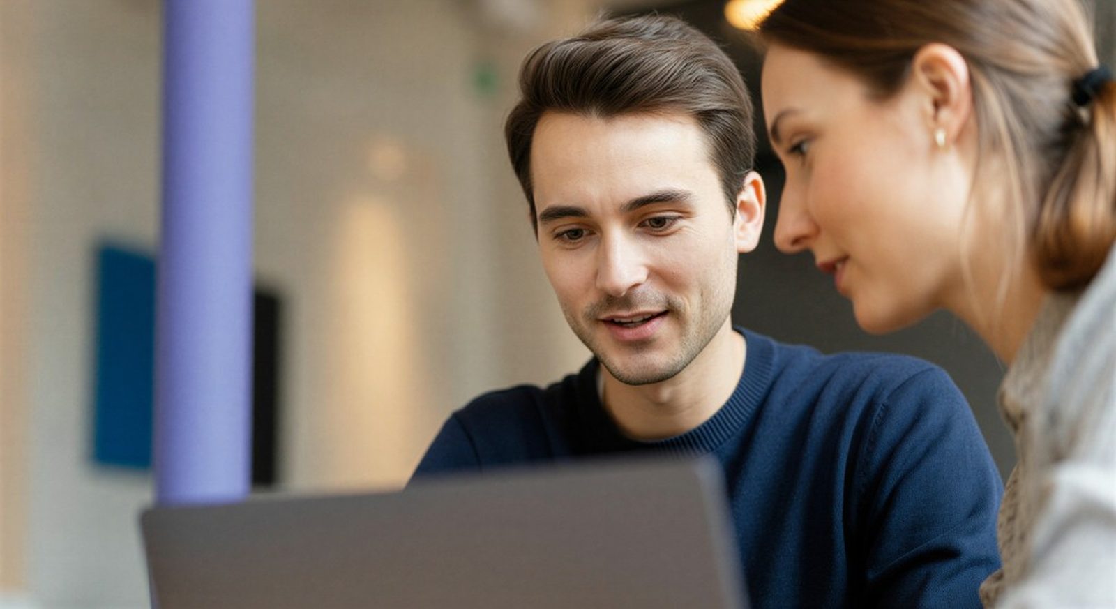 Collaboration client Romandee : deux professionnels devant un laptop