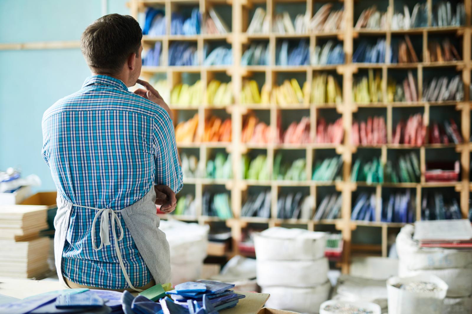 Romandee : artisan dans son atelier : SEO local pour artisans et commerces