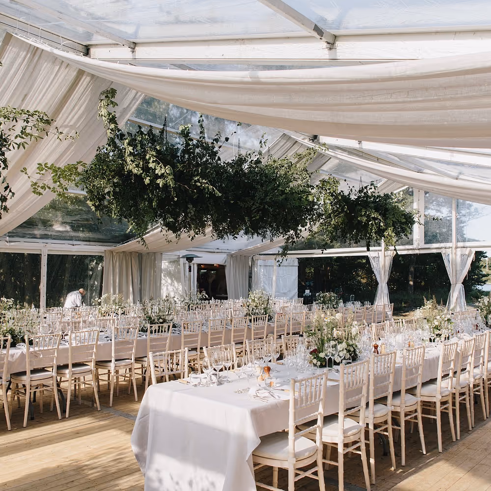 Svävande grönskande dekor sommarbröllop