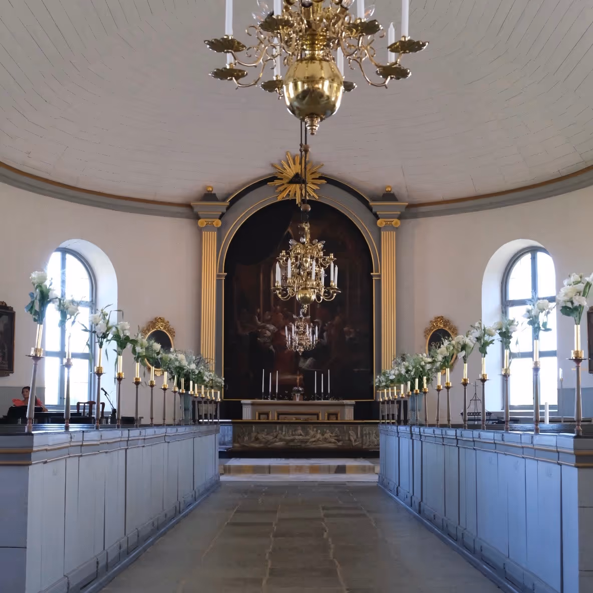 Blommor bänkrader vigsel i kyrka