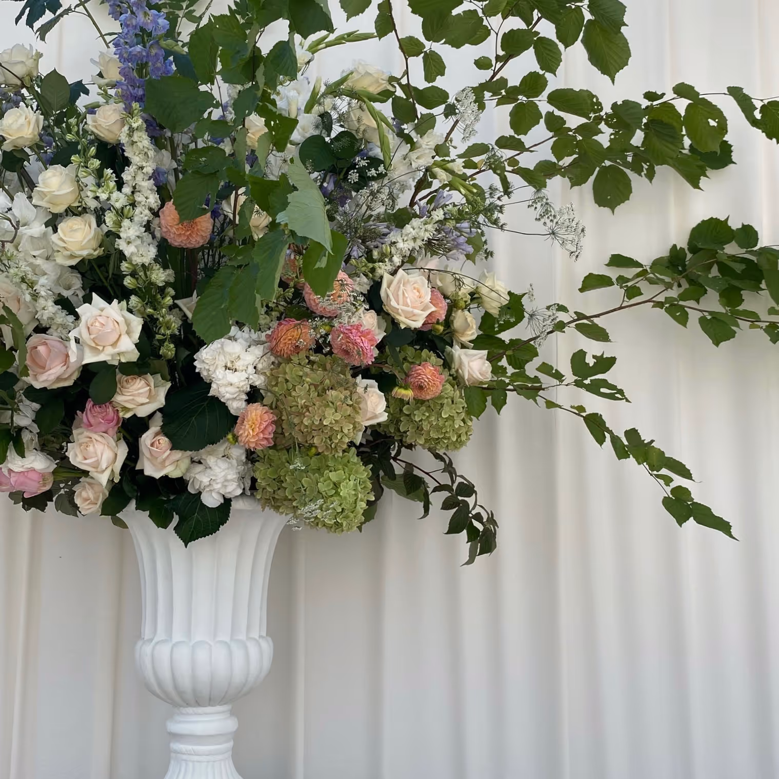 Blomsterdekoration i urna