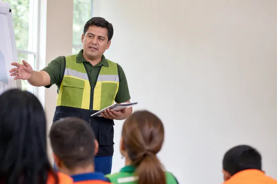 Capacitación de seguridad a un grupo de trabajadores