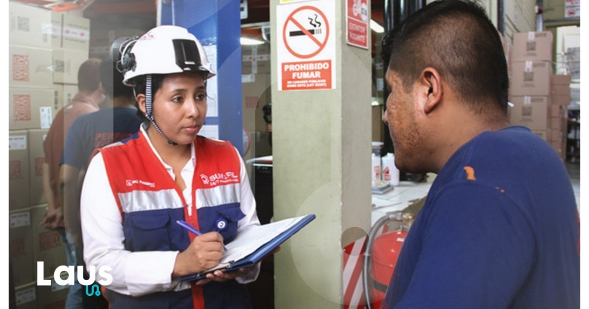 Supervisora de Seguridad y Salud en el Trabajo (SST), realiza una auditoria a un colaborador en un almacén