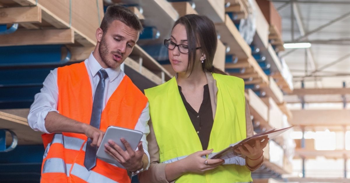 Dos personas mirando los calculos de costos laborales 