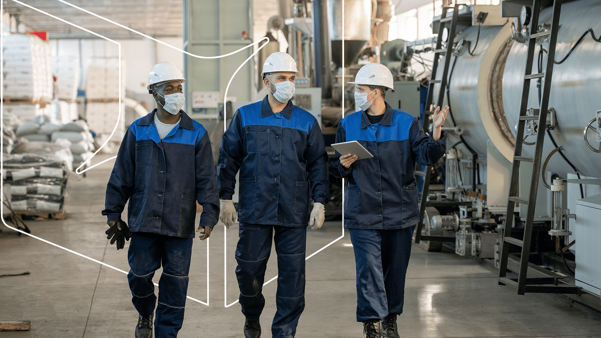 Trabajadores en planta industrial supervisando procesos de seguridad SST y cumplimiento SUNAFIL 2026 en manufactura.