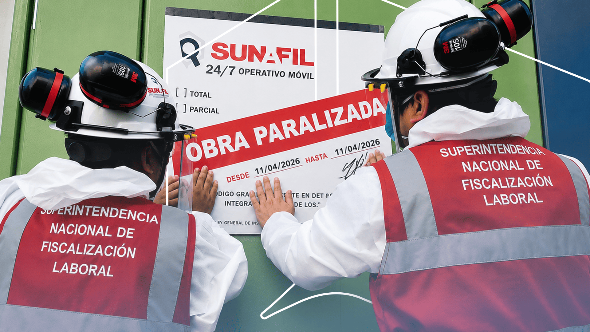 Inspectores de SUNAFIL colocando una orden de paralización de obra durante una fiscalización de seguridad y salud en el trabajo.