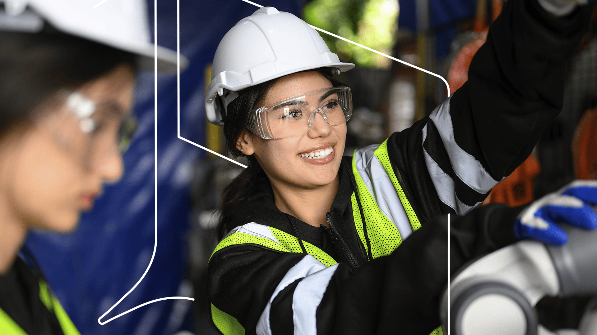 Gestión de contratistas en SST con supervisión de personal tercero usando equipos de protección personal en una planta industrial.