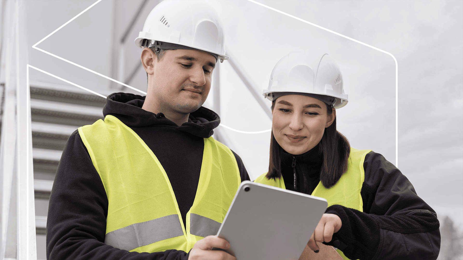 Trabajadores utilizando firma digital para gestionar registros obligatorios de Seguridad y Salud en el Trabajo
