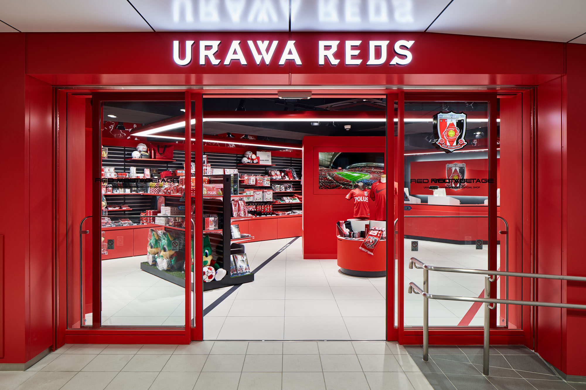 埼玉県のサッカークラブのグッズショップの内装デザイン事例(株式会社ア・ファクトリー) 埼玉県のサッカークラブのグッズショップの内装デザイン事例(株式会社ア・ファクトリー)