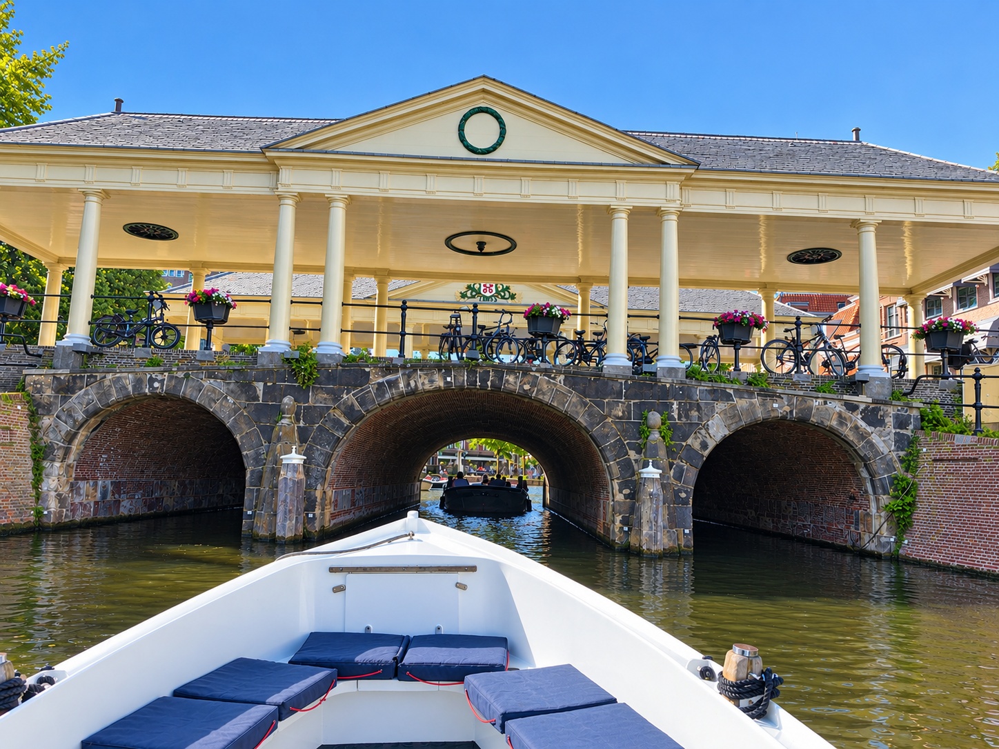 View_of_Koornbrug_in_Leiden_during_boat_tour