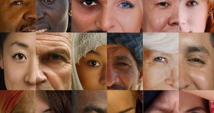Imagem com 18 pessoas, suas fotos formam 9 rostos com metade de cada um. Entre essas pessoas, existem brancos, pretos, jovens, velhos, com olhos puxados, claros e escuros.