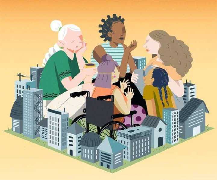 Ilustração de pessoas sentadas conversando, dentre elas estão: uma senhora branca de cabelos brancos, uma mulher negra, uma mulher branca com cabelos cacheados, uma mulher branca de cadeira de rodas e uma menininha que ouve atentamente. Em volta delas tem miniaturas de casas e edifícios.