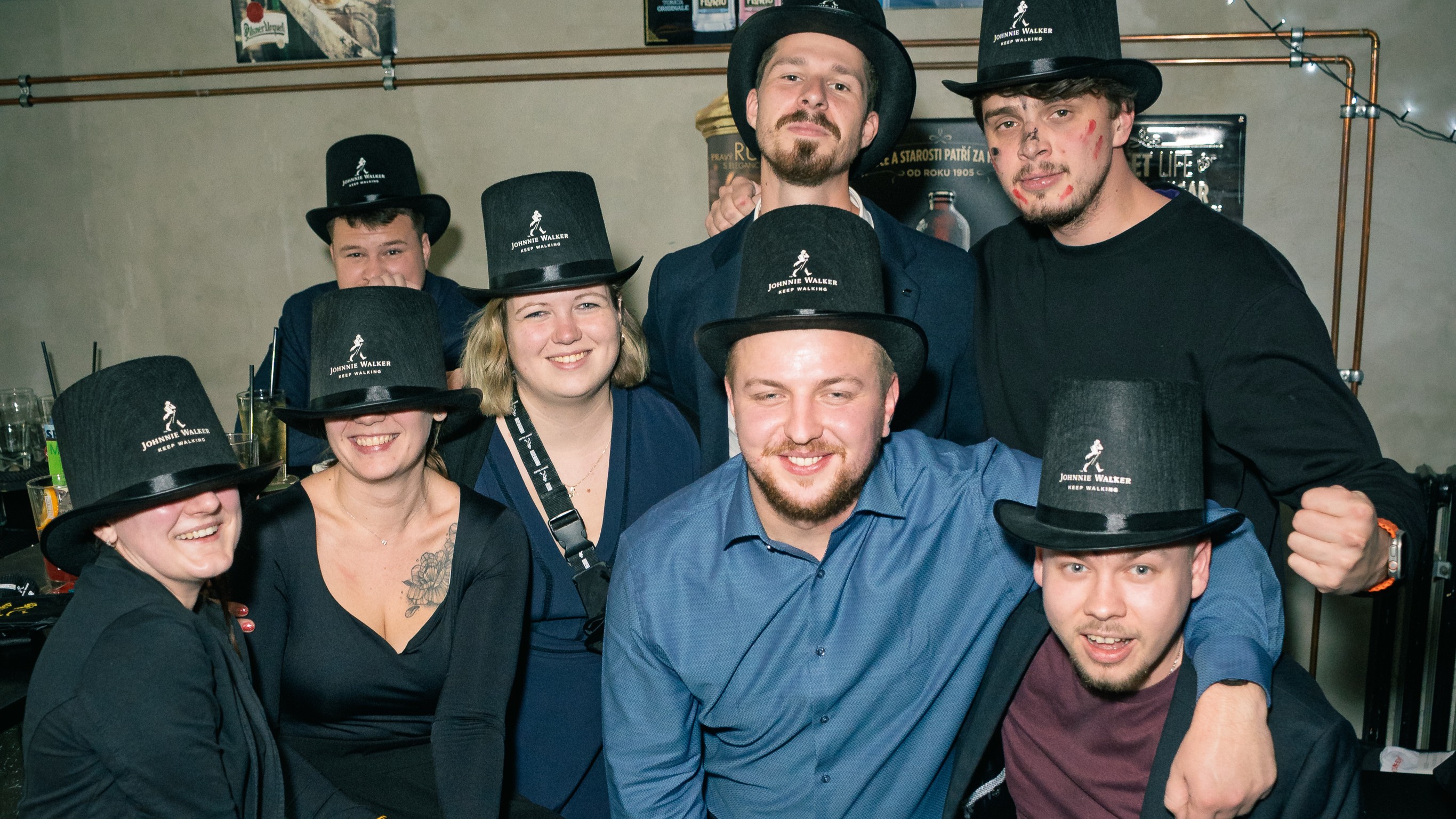 Nahoď elegentaní styl! Dej si 2x drink (nebo 2x whisky samotnou) a zatoč kolem štěstí. Každé točení vyhrává jednu z cen.