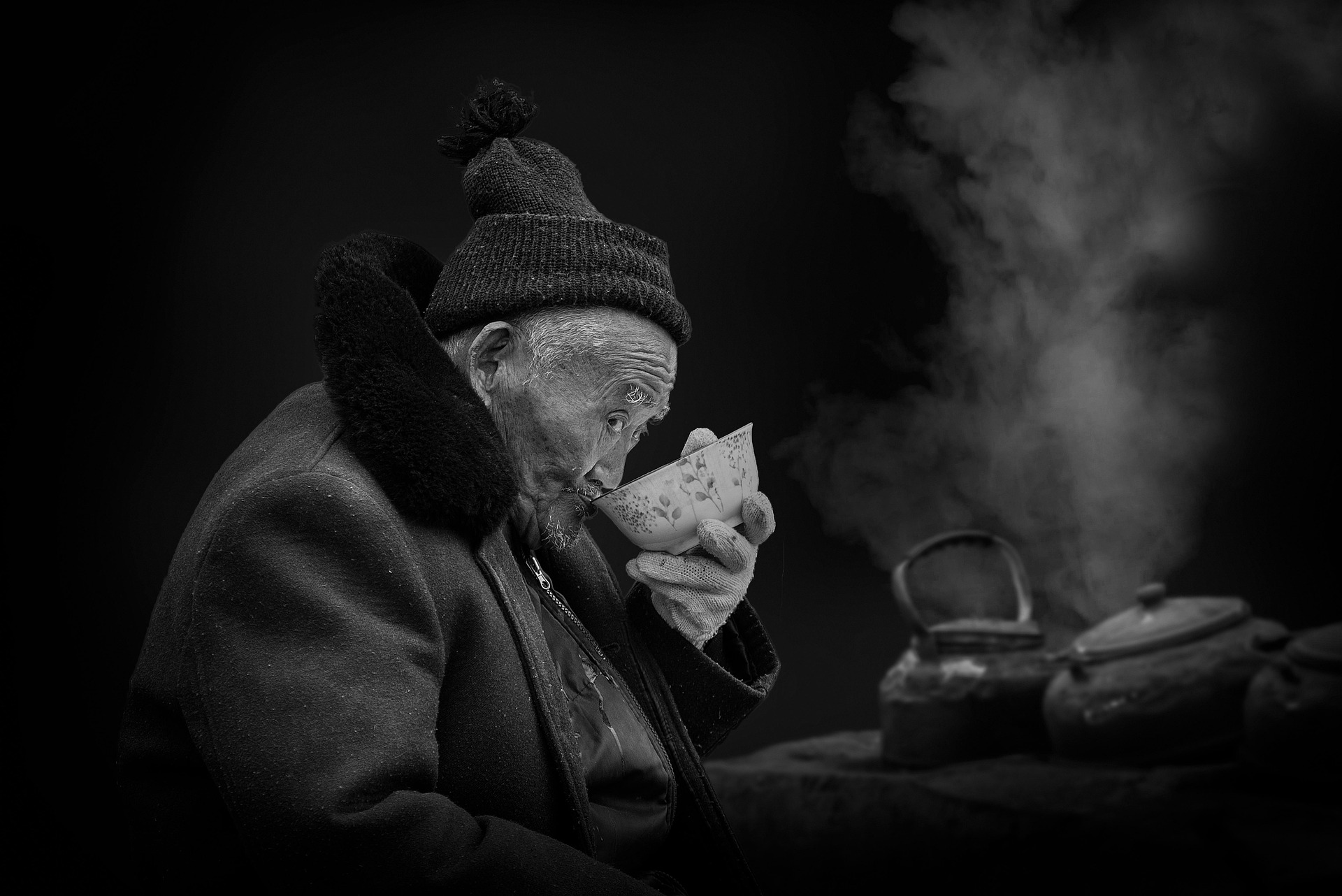 Älterer asiatischer Mann genießt eine Tasse Tee
