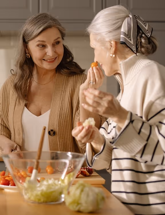 Alte Freundinnen bereiten einen gesunden Salat