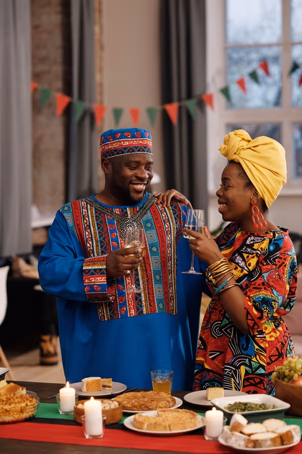 Afrikanisches Paar genießt die Partystimmung