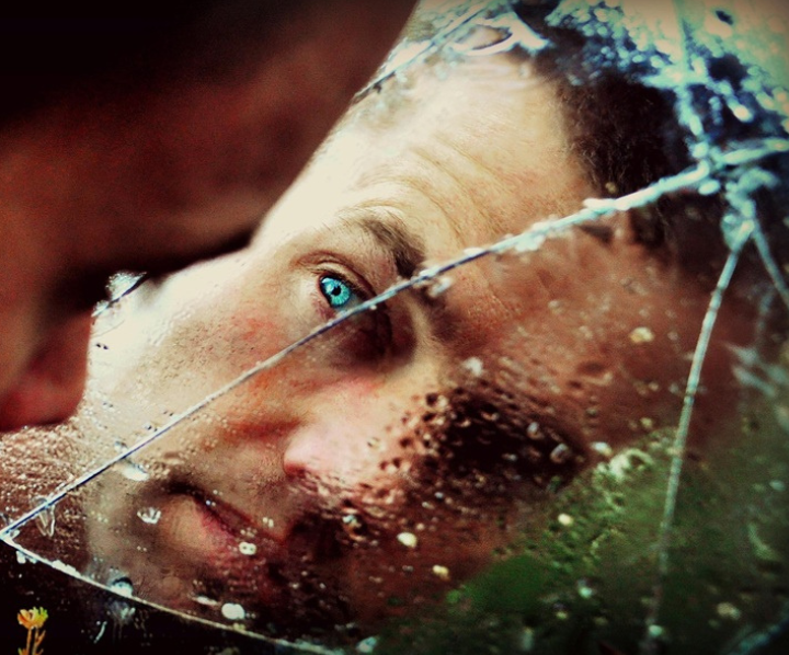 Junge Frau jubelt mit Sonnenaufgang Hintergrund