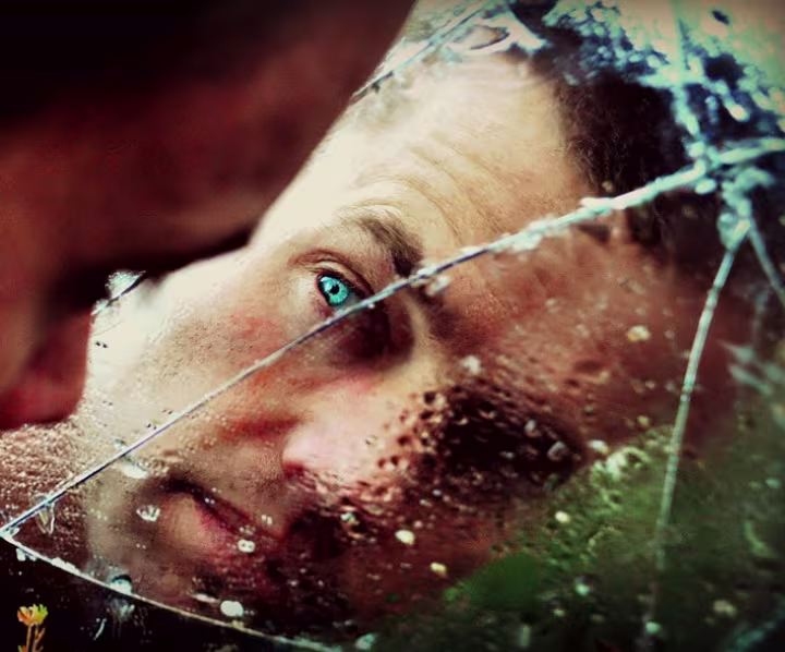 Gesicht im gebrochenen Spiegel