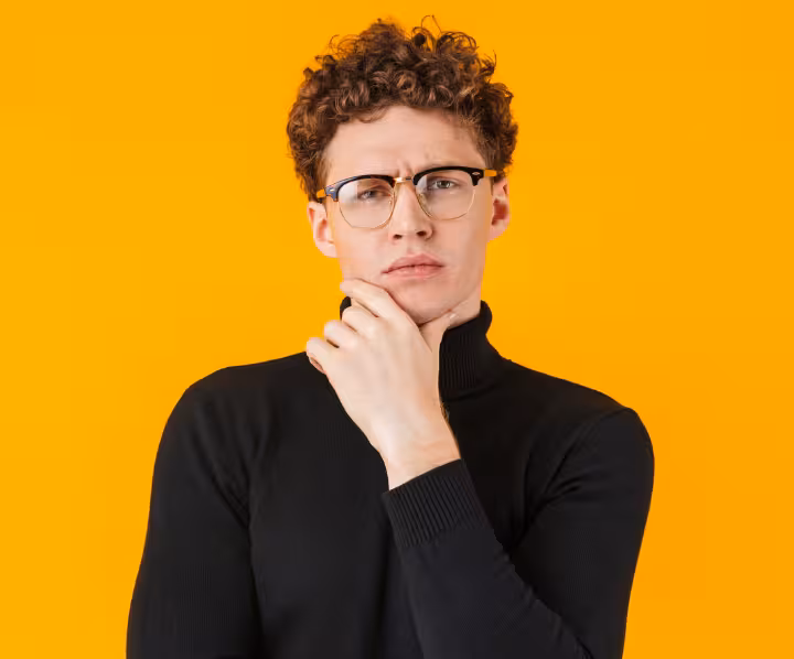 Perplexer junger Mann