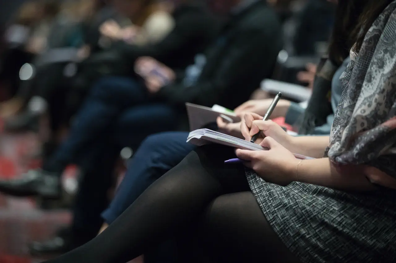 The Role of Digital Note-Taking Apps in Contact Collection and Exchange at Networking Events