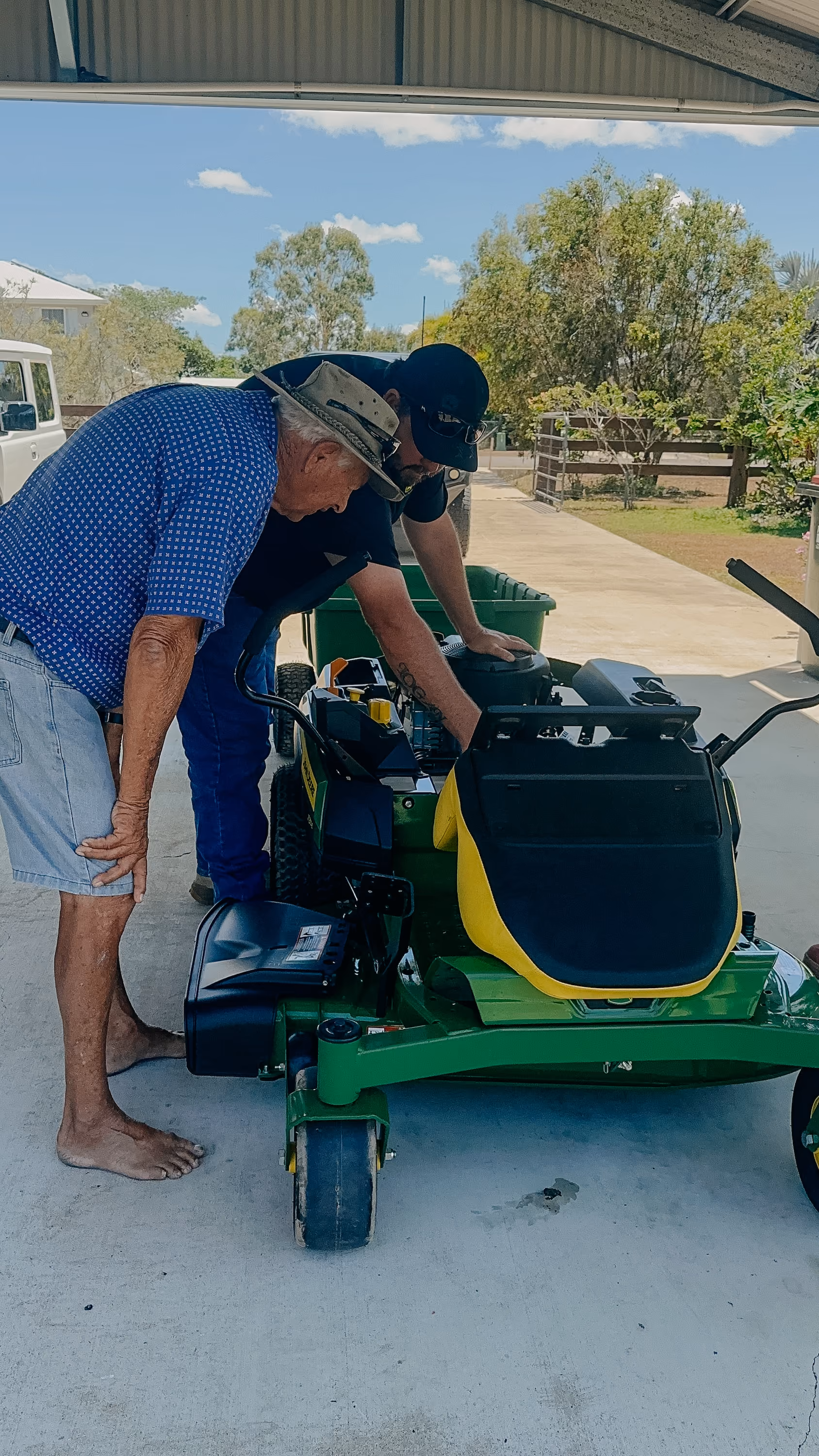 Honeycombes Ingham branch manager, Justin Nye, doing a walkthrough of the John Deere Z315E mower with Lyel Nielsen
