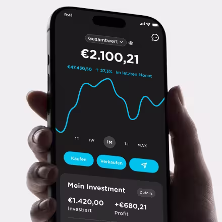 Hand hält Smartphone mit 21bitcoin-App zeigt Gesamtwert, Monatswachstum und Buttons Kaufen, Verkaufen.
