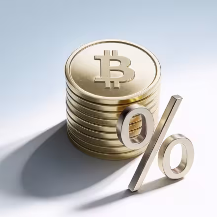 Ein Stapel goldener Münzen mit Bitcoin-Symbol und einem großen silbernen Prozentzeichen davor auf weißem Hintergrund.