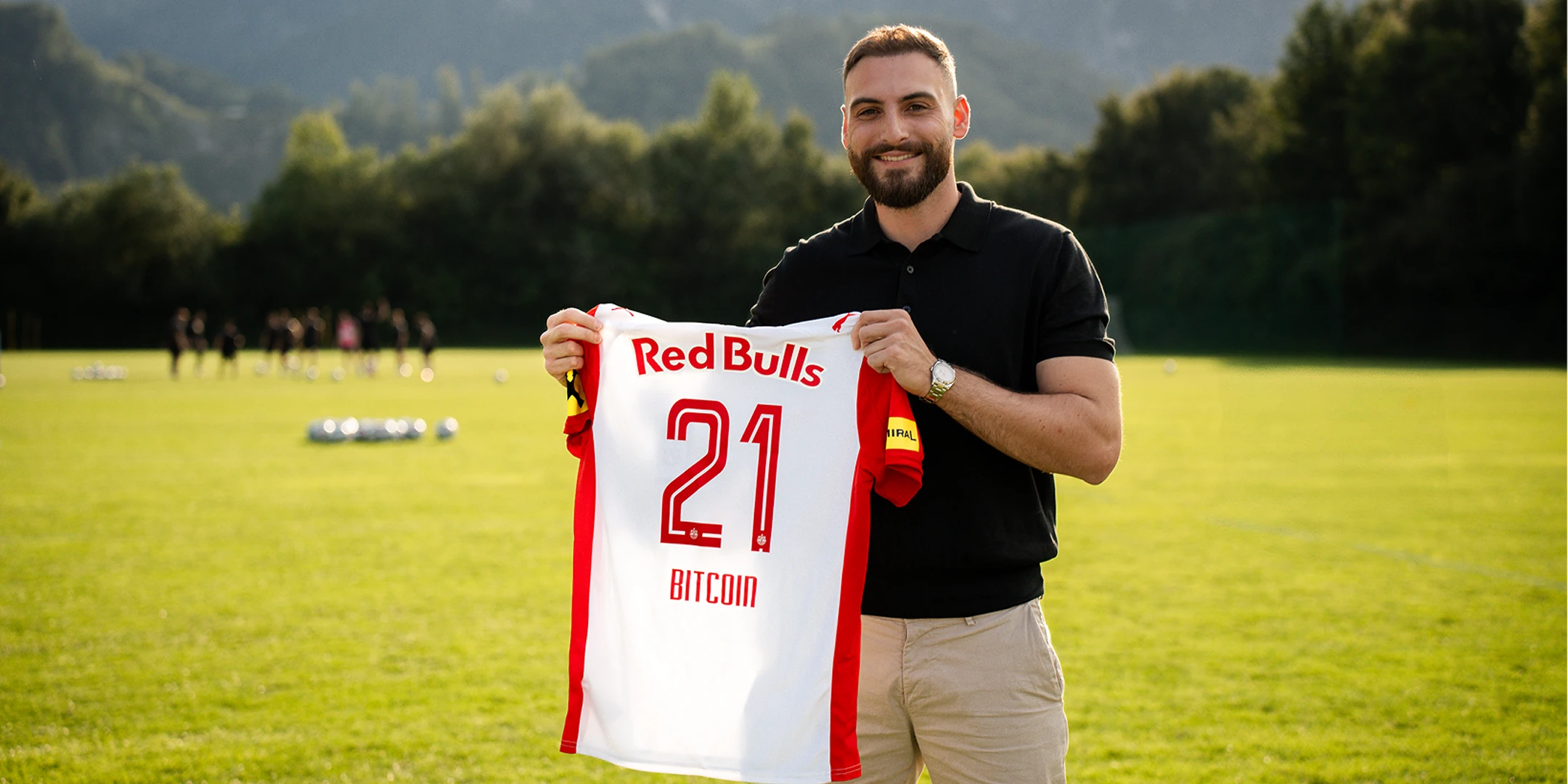 Daniel Winklhammer, CEO 21bitcoin und Lucia Orkic, Kapitänin FC Red Bull Salzburg Frauen