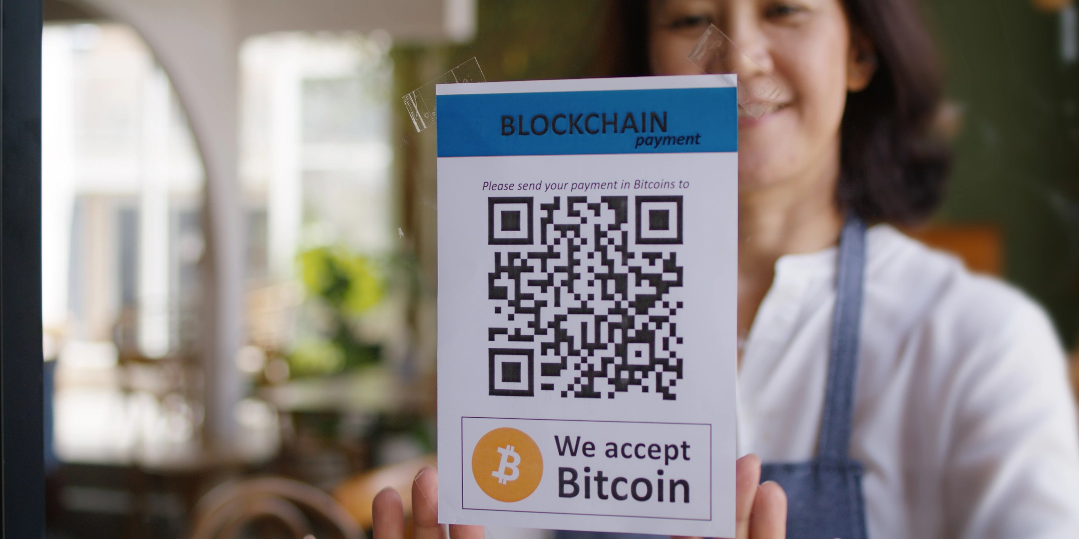Frau blickt auf Bitcoin Adresse