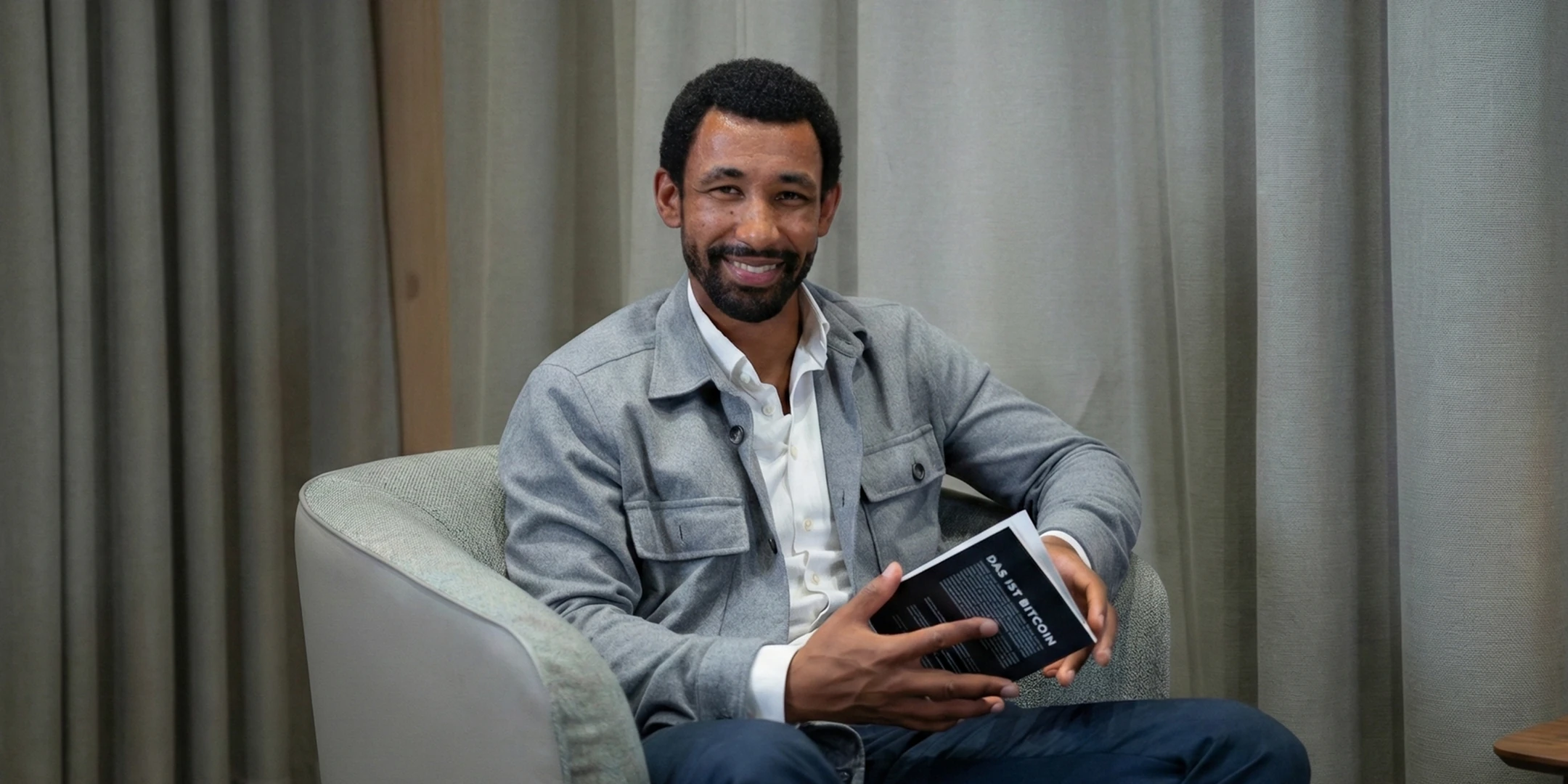 Florian Bruce with the book Das ist Bitcoin