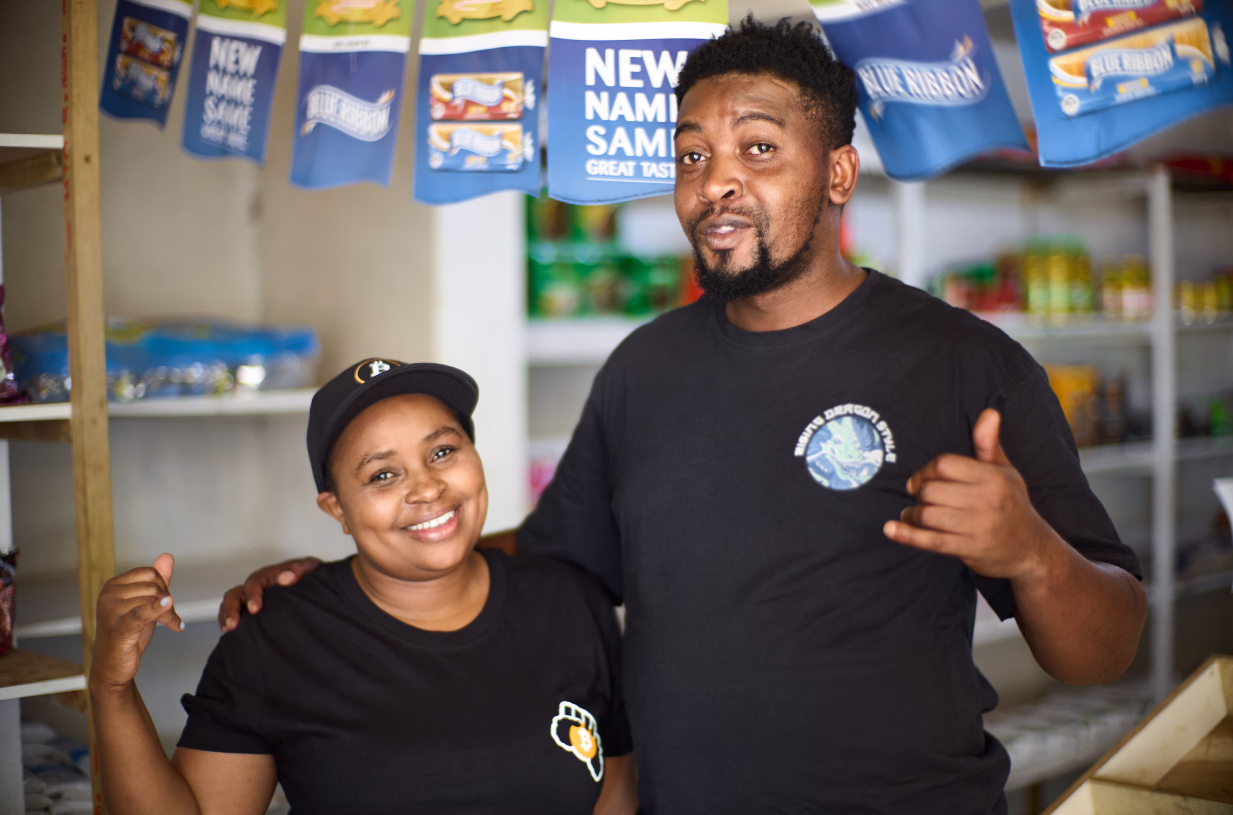 Lothando und Nosihle, die erste Shopbesitzerin die Bitcoin akzeptierte