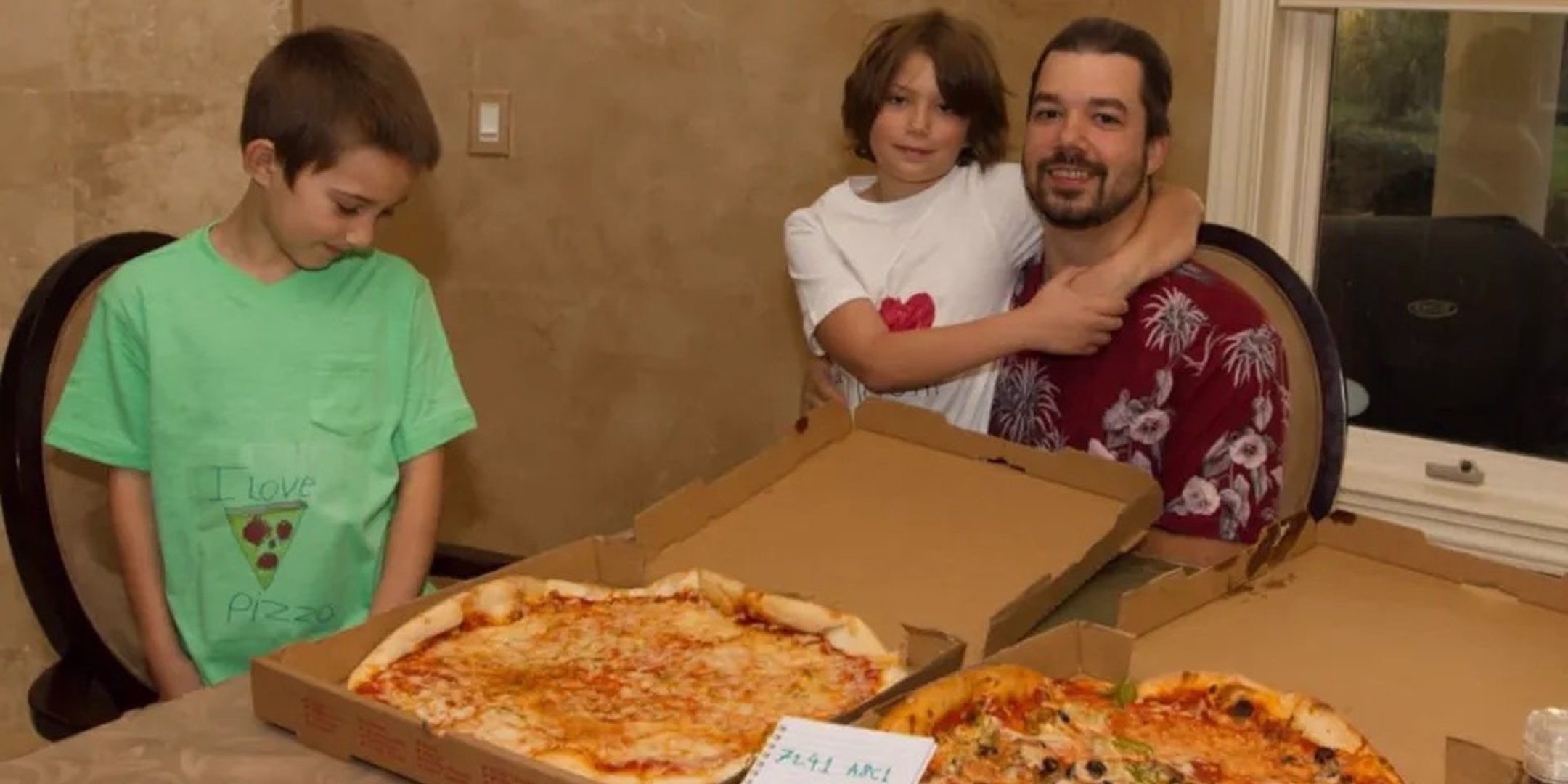 Laszlo Hanyecz mit Kindern und Pizza