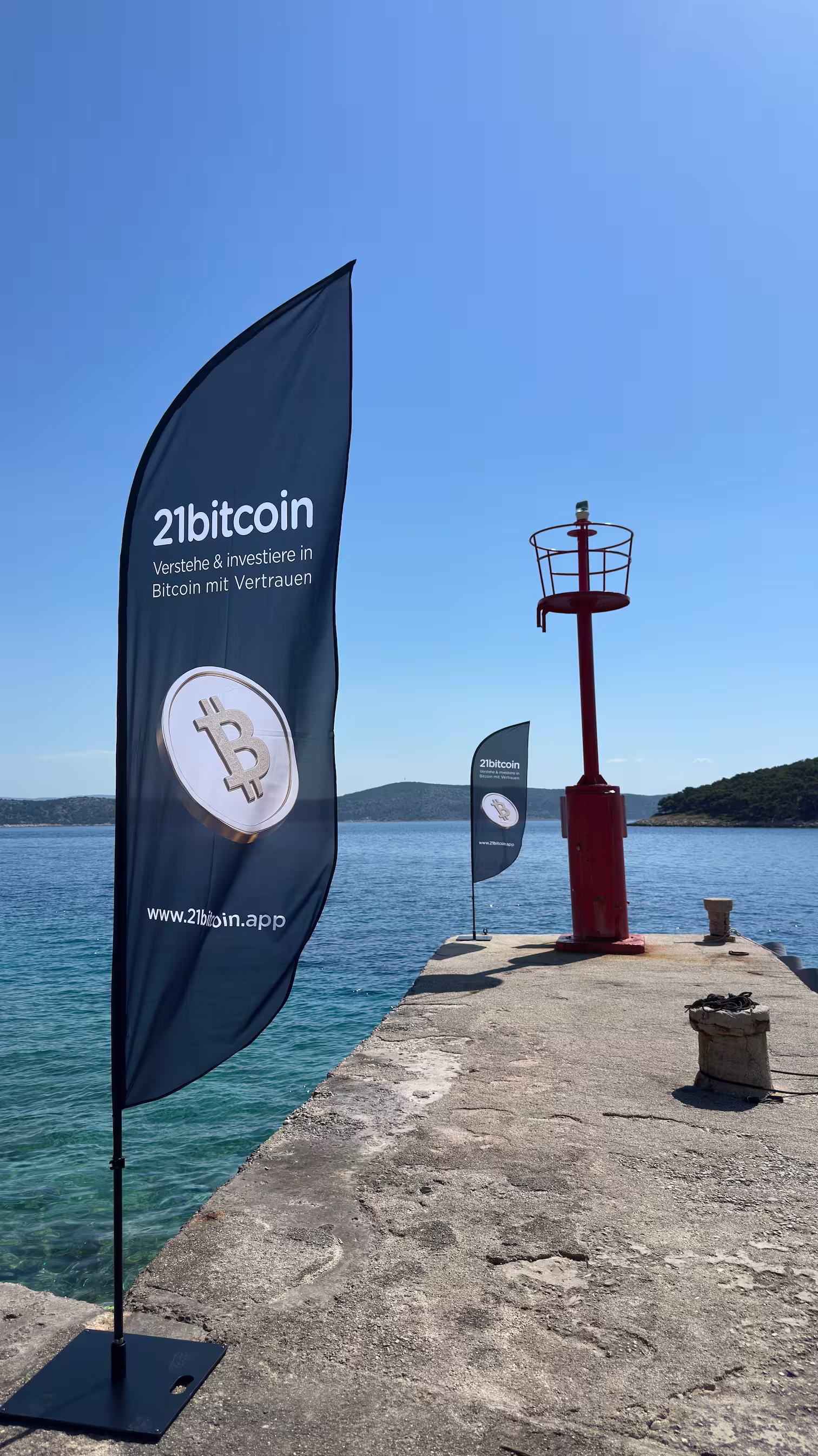 21bitcoin Fahnen am Meer