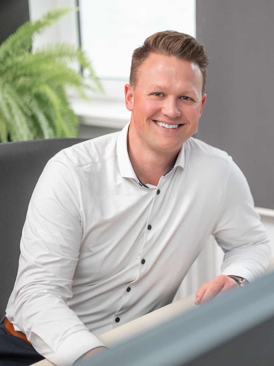 Portrait von Maximilian Wechler in den Unternehmensräumen von Bestattungshaus Wechler in Hildesheim