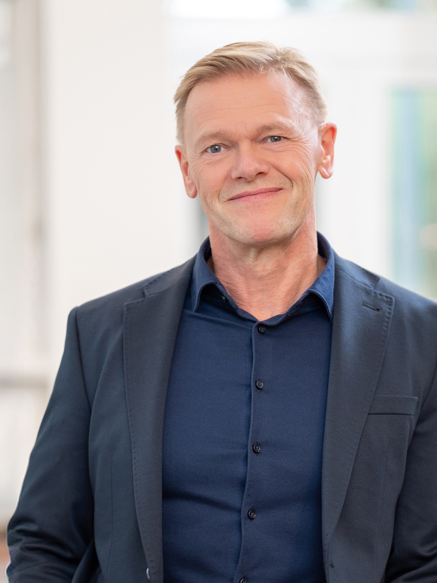 Portrait von Roy Wechler in den Unternehmensräumen von Bestattungshaus Wechler in Hildesheim