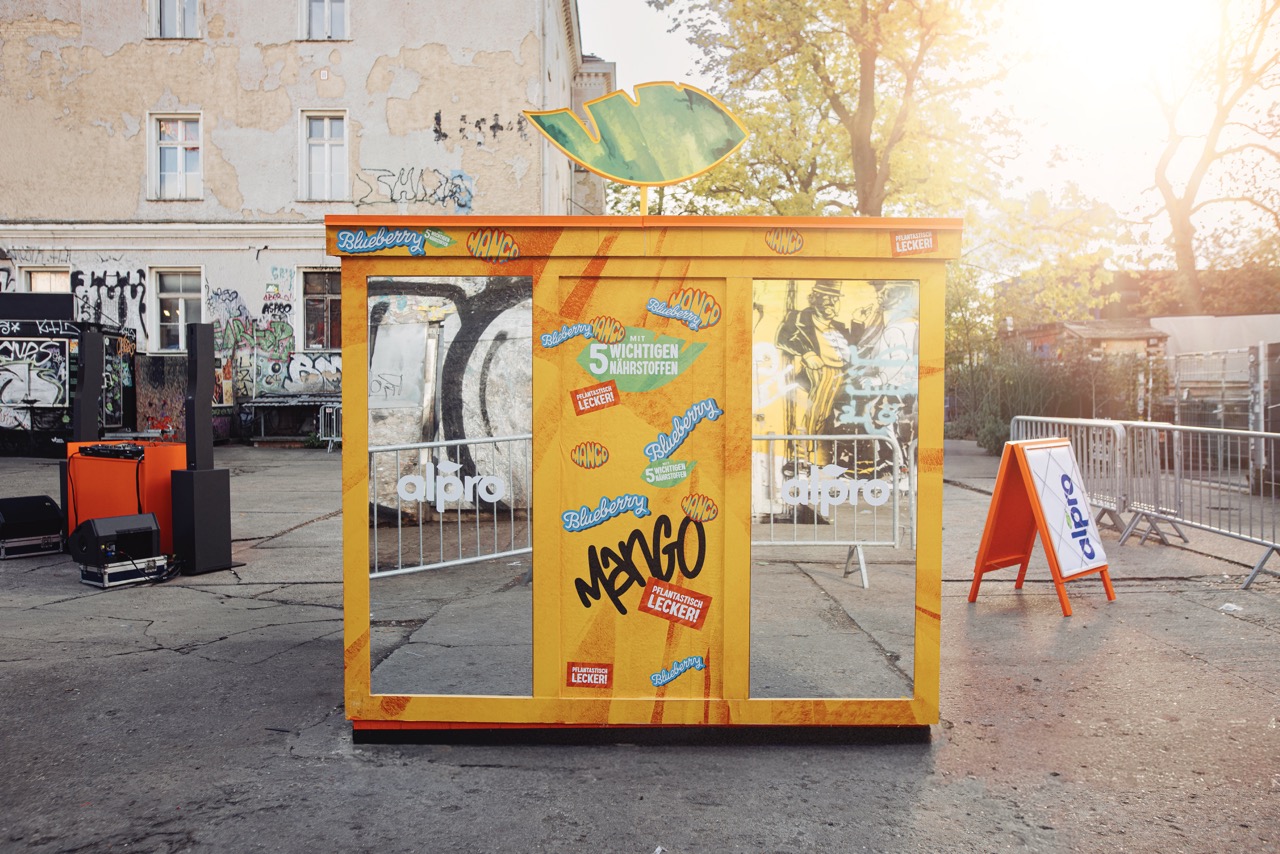 KIOSK WITH ZARA LARSSON