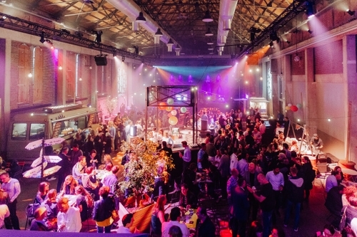 versierd bedrijfsfeest met veel mensen en foodtrucks