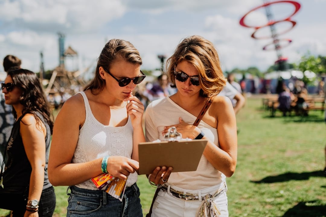 twee meisjes op een festival lopend