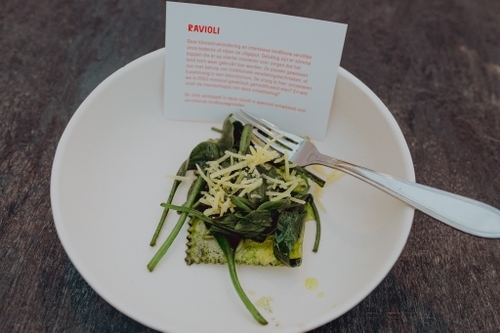 een bord met ravioli met kaas en spinazie