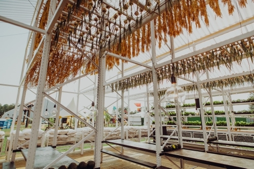 kas van brasserie 2050 met lege tafels