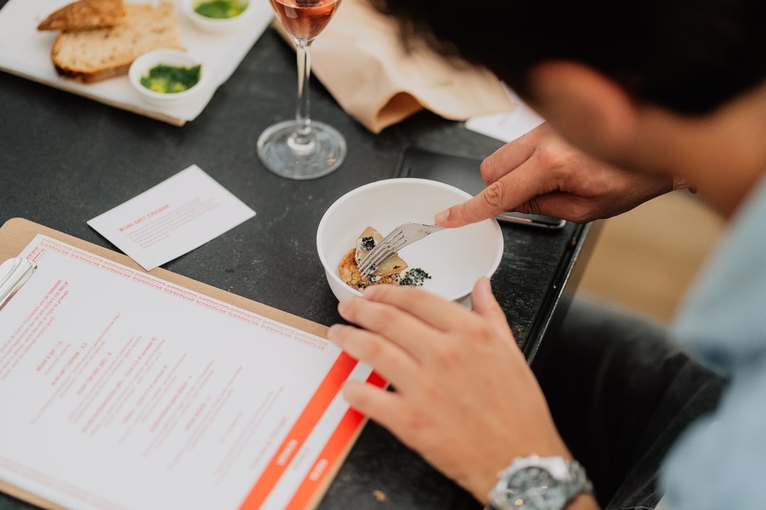 jongen proef eten van een bord met vork