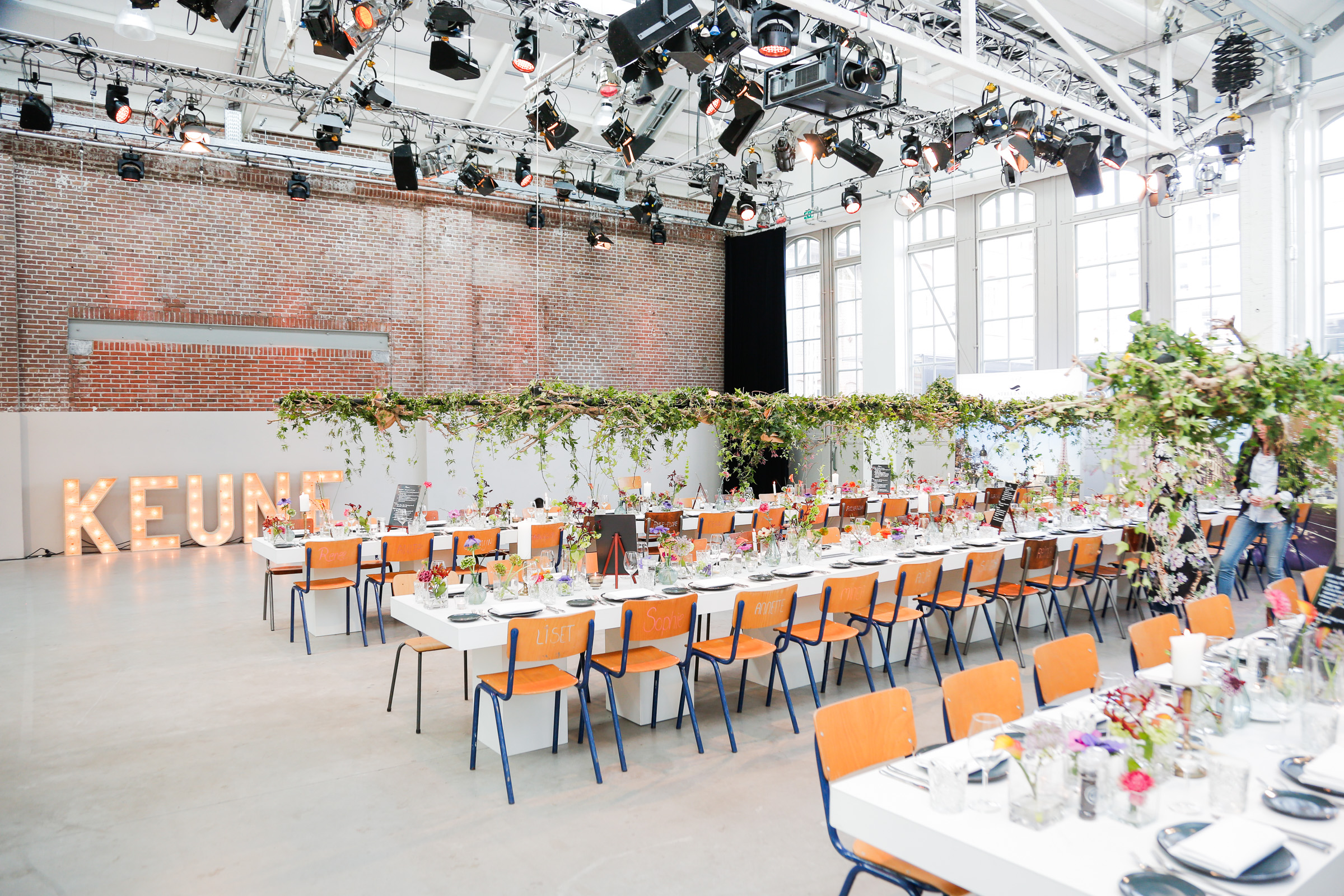 grote hal met gedekte tafels van de Hallen