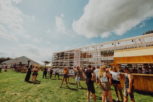 brasserie 2050 op lowlands met bezoekers