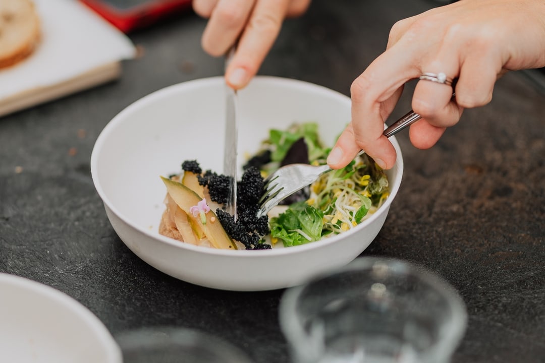 een gerecht met kaviaar van brasserie 2050